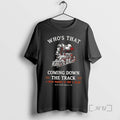 Officials Georgia Whos That Coming Down The Track A Mean Machine In Red Black Premium T-Shirts, Hoodie, Sweatshirt